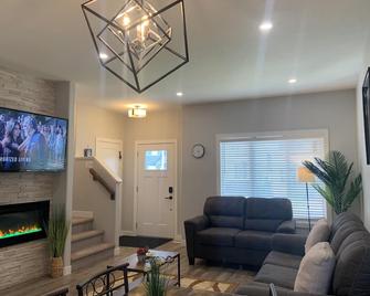 Exquisite 3 BR Villa with Double Garage-King Bed - Regina - Sala de estar