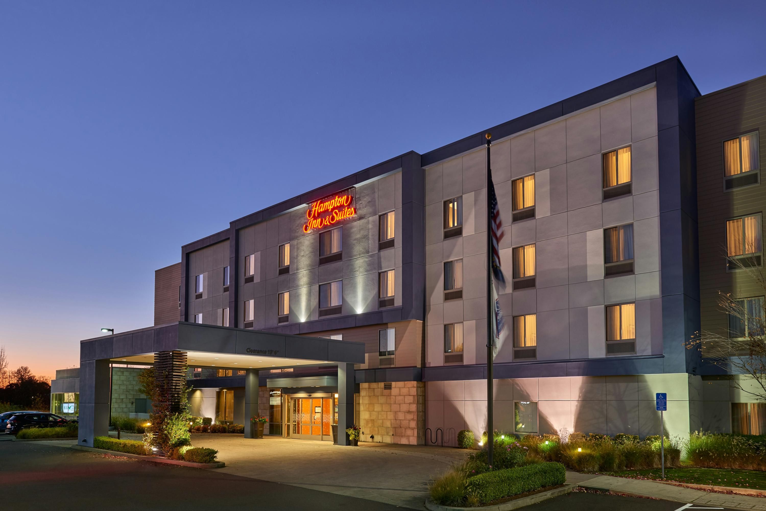 Hampton Inn & Suites Salem - Salem - Edificio