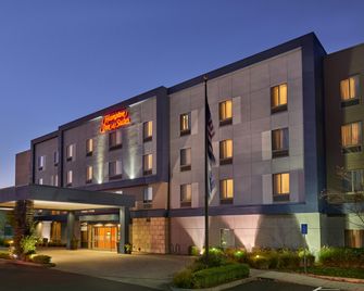 Hampton Inn & Suites Salem - Salem - Edificio