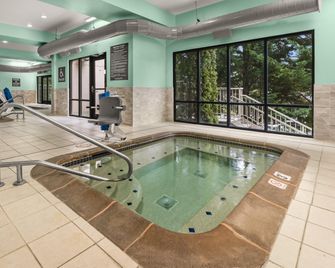 Holiday Inn & Suites Bothell By IHG - Bothell - Zwembad