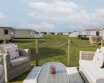 Breathing Space, Country Holiday Cottage, With A Garden In Walcott - Happisburgh - Patio