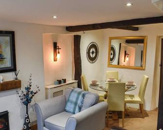 This quaint chocolate box cottage is nestled in the heart of Cartmel village. - Cartmel - Dining room