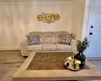 Luxury City Loft in Gainesville B - Gainesville - Living room