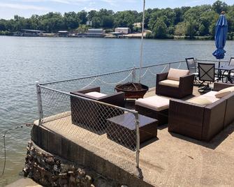 Lake front with view, dock and calm water - Gravois Mills - Patio