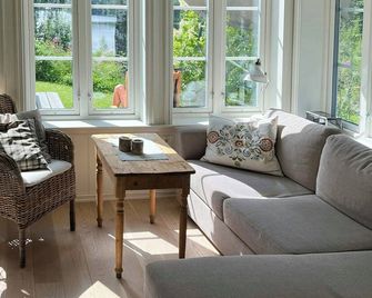 Peaceful cabin by lake with beach access - Aurskog - Living room