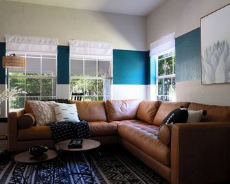 Hot Tub, Tree House, Speakeasy, Outdoor Games, Fire pit, Arcade Games, Farm Stay - Glen Rose - Living room