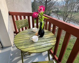 Cambo-les-Bains: Bright T1 Bis with balcony, parking, pets allowed - Cambo-les-Bains - Balcon