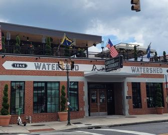 Perfectly located minutes from the Inner Harbor, Ravens and Orioles stadium. - Baltimore - Building