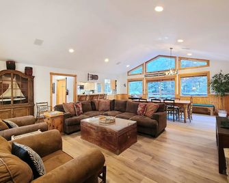Griggs House - Hot Tub - Close To Tahoe City! - Tahoe City - Living room