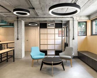 Izy Stay Hostel Bratislava - Bratislava - Resepsjon