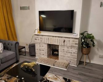 Cosy 2 Bedroom flat in Grays - Grays - Living room