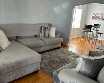 Cozy 3-bedroom vacation home just 17 minutes from Lake Michigan - Calumet Park - Living room