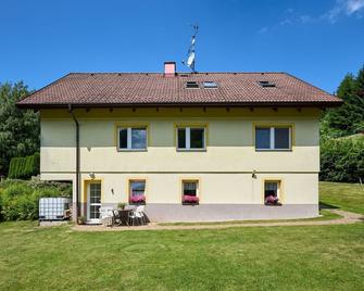 Nice apartment for 4 people with WIFI, TV, patio, pets allowed and parking - Dvůr Králové nad Labem - Gebäude