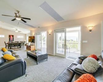 Lakeport Home with Stunning Lake and Mountain Views - Lakeport - Huiskamer