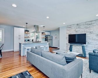 Fox Valley farmhouse overlooking the Fox River! - Geneva - Living room