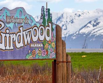Cozy condo with great downtown location near biking, shopping, dining - Girdwood - Edificio