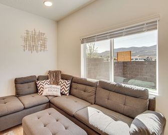 Built in 2025 Parowan Escape With Views! - Parowan - Living room