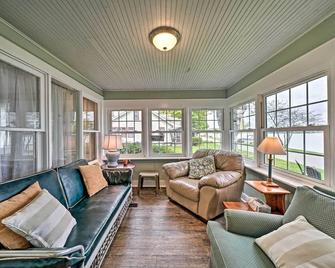 Boat and Ski Home on Edinboro Lake with Grill! - Edinboro - Living room