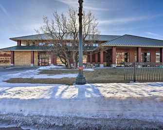 Main Street Sturgis Apt with High-End Features - Sturgis - Budova