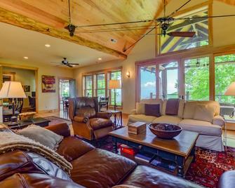 Luxury Mountain Home w/ Pristine Views and Trails near Asheville, 30 mile views! - Leicester - Sala de estar