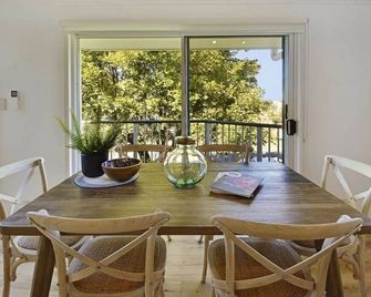 Advance Place - 2 Bedroom Townhouse - Sunrise Beach - Dining room