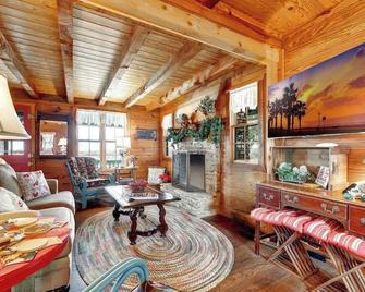 Das Liebe Haus- Peaceful-12 mi to Downtown Fred - Fredericksburg - Living room