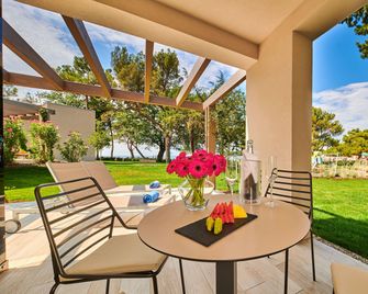Garden Suites Umag Plava Laguna - Umag - Patio