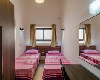 Blue Harbour 2 bedroom Seafront Apartments with stunning seaviews - by Getawaysmalta - Saint Paul’s Bay - Camera da letto