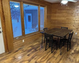 Small LAKE house near park in Fairmont - Fairmont - Comedor