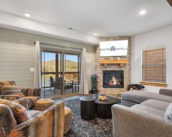 Retreat w Arcade-Pvt Hot Tub-Free Daily Tickets-Community Indoor Pool-Near Thunder Ridge - Hollister - Living room