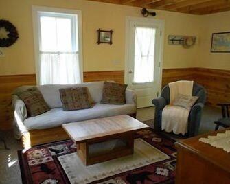 Quaint And Cozy Cottage Nestled In The Heart Of All The Lake Has To Offer - Gilford - Living room