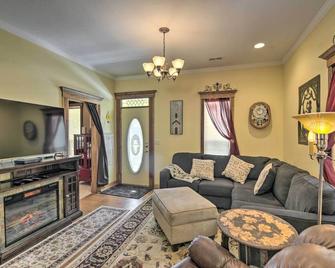 Charming Loveland Home with Yard, Walk to Dtwn! - Loveland - Living room