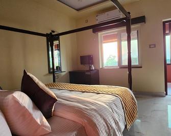 Aashrayam Hotels And Resorts - Kumta - Bedroom