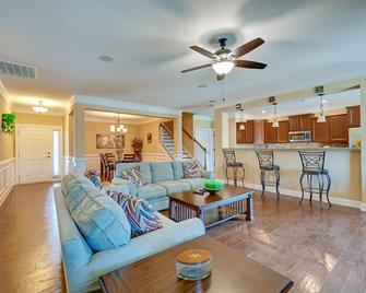 Spacious Kathleen Vacation Rental w/ Fireplace - Perry - Living room