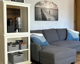 Pet Friendly, Renovated Lake Home W/ Gr8 Swimming - Winneconne - Wohnzimmer