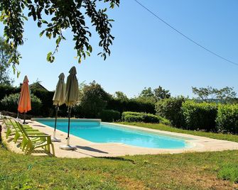 Authentic farmhouse with private heated pool and panoramic views - Saint-Symphorien-de-Marmagne - Piscine