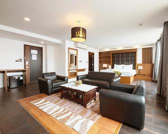B2 Bangkok Srinakharin Boutique & Budget Hotel - Bangkok - Living room