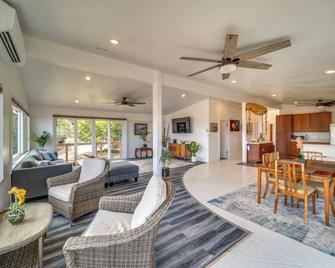 Steps to Poipu Beach Home with Deck and Scenic View - Koloa - Salon