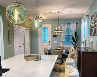 Delux 3BR House with Pool 3 Minute walk to Beach - Cape Canaveral - Dining room