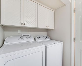 ~ 1 Mi to Dtwn Alpharetta: Home w/ Screened Porch! - Alpharetta - Laundry facility