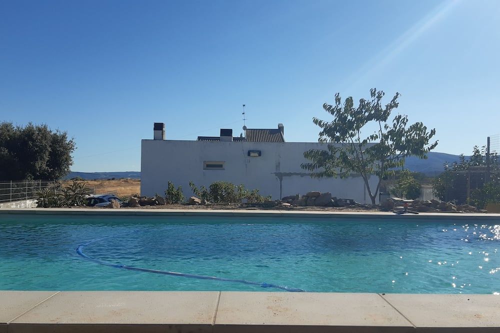 Peaceful retreat with pool, 5 minutes from the city, pet friendly - براغانكا - حوض السباحة