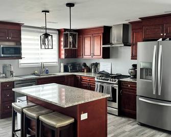 Charming Boston-Fairmont Hills Apartment - Boston - Kitchen