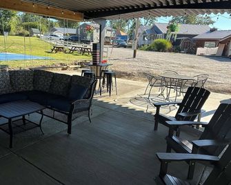 Stunning lake front home & everything is new! Direct access to Nettle Lake! - Montpelier - Patio
