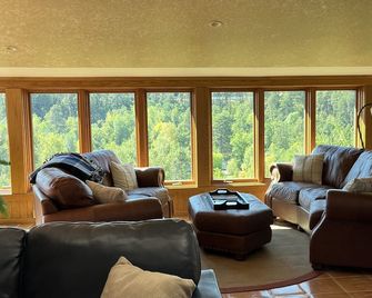 Family friendly home - great for Summer and Fall activities or winter Holidays!! - Spearfish - Wohnzimmer