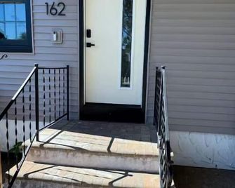 Welcoming 2-bedroom 1-bathroom apartment with central AC in Hamilton Township - Trenton - Stairs