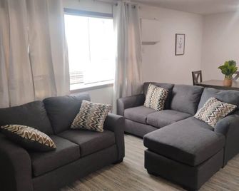Spacious 3-bedroom ground floor apartment with AC, WiFi in charming St. Cloud - St. Cloud - Sala de estar