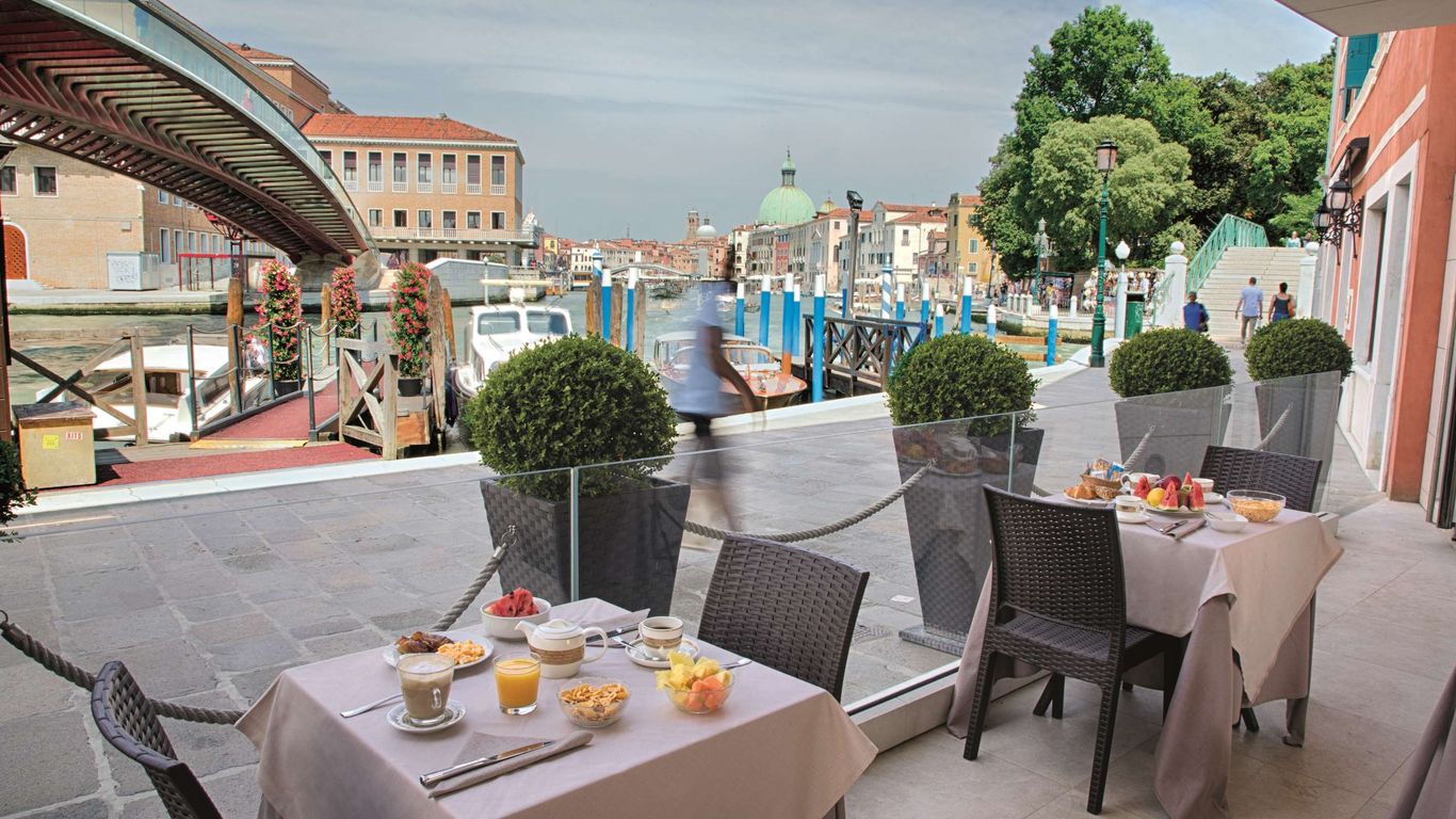 سانتا كيارا هوتل