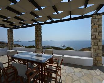independent villa with splendid view and beach below - Lipsi - Balcony