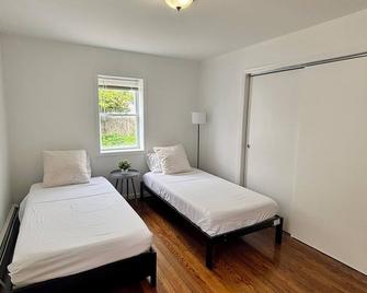 Charming 2-bedroom house in fantastic Long Beach with WiFi - Long Beach - Bedroom