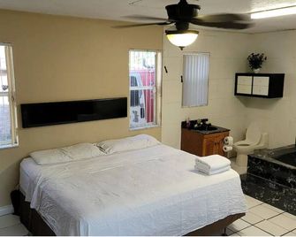 Vacation House for The Whole Family! - Lauderhill - Bedroom